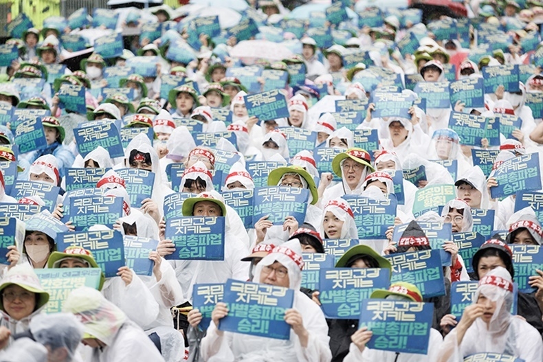 보건의료노조가 지난 13일 서울 광화문 동화면세점 앞에서 산별총파업대회를 열고 간호간병통합서비스 전면확대, 전담병원 회복기 지원 확대 등 7대 요구 수용을 강력히 촉구했다(사진출처 : 보건의료노조 누리집).
