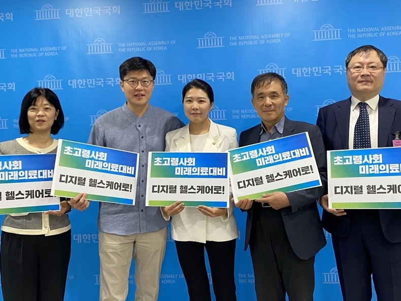 가운데가 신현영 의원(사진출처 : 신현영 의원실 블로그) 