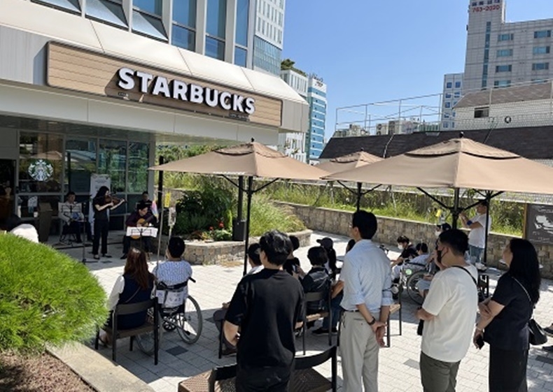 기금전달식이 진행된 지난 8일, 서울대치과병원 곳곳에서는 다채로운 행사가 펼쳐졌다. 사진은 야외정원에서 진행된 음악회. 사진제공_서울대치과병원