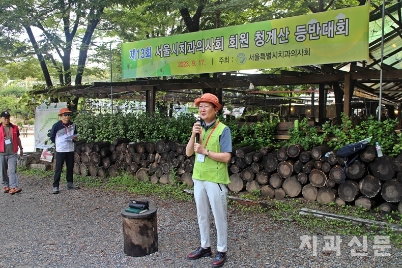 회원들에게 인사를 전하는 서울지부 강현구 회장.