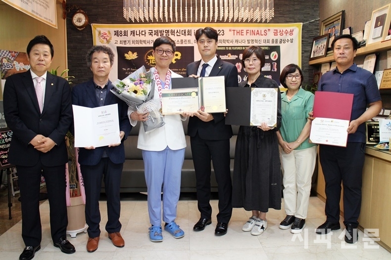iCAN 심사위원회 관계자들은 지난 18일 고 최병기 원장의 아들인 최영균 원장을 방문해 금상 메달을 직접 전달했다.