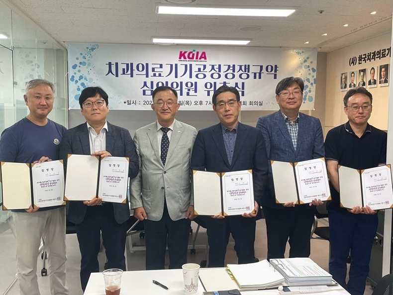 왼쪽부터 치산협 소속 서우경 위원, 정영권 위원, 안제모 회장, 조봉익 위원장, 박현종 위원, 김원호 위원(사진제공 : 한국치과의료기가산업협회)