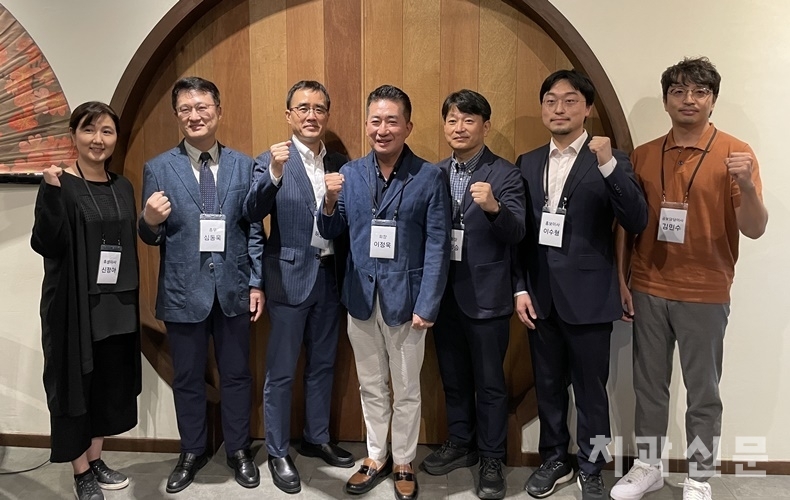 이정욱 회장(가운데)을 비롯한 연세치대동문회 임원들이 내년 50주년 다양한 행사의 성공적인 개최를 다짐하며 화이팅을 외치고 있다.