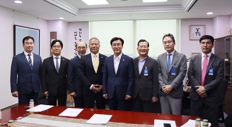 지난 9월 19일 더불어민주당 김민석 의원(오른쪽부터 네번째)과 면담 후 기념촬영 모습.