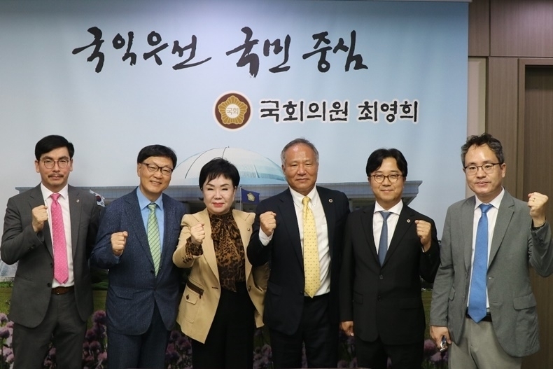 지난 9월 19일 국민의힘 최영희 의원(왼쪽부터 세번째)가 면담 후 기념촬영 모습.