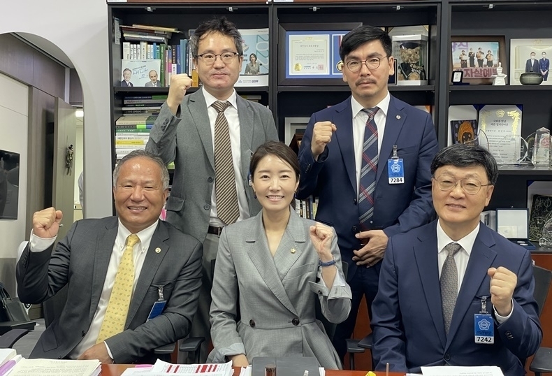지난 8월 30일 더불어민주당 강선우 의원(사진 아랫줄 가운데)과 면담 후 기념촬영 모습.