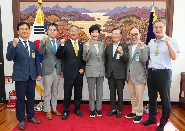 지난 9월 6일 국회 부의장인 더불어민주당 김영주 의원(사진 가운데)과 면담 후 기념촬영 모습.