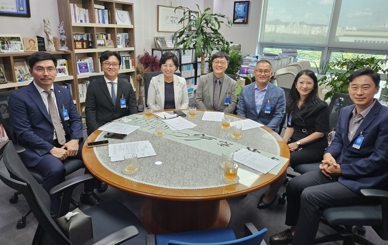 지난 9월 6일 더불어민주당 남인순 의원(왼쪽부터 세번째)과 면담 후 기념촬영 모습.