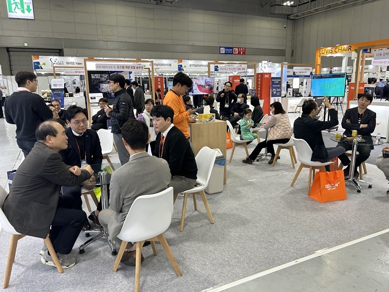 지난 HODEX 2023 전시회 오스템임플란트 부스 모습(사진제공_오스템임플란트).