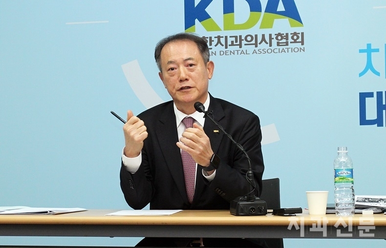 기자단의 질의응답에 답변하고 있는 박태근 회장