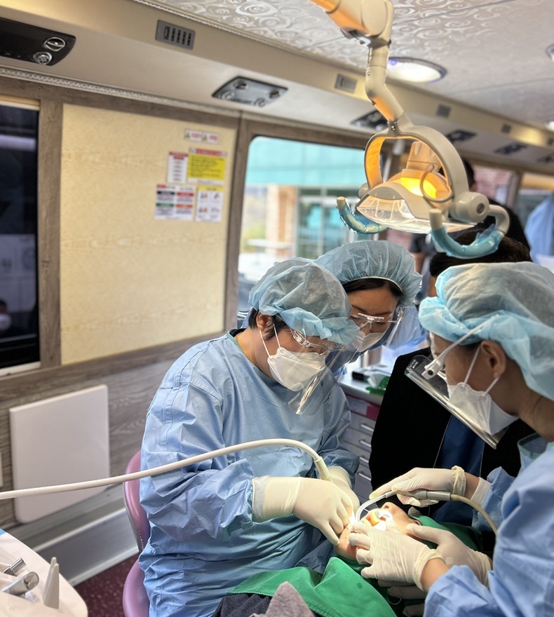 장애인치과이동진료버스에서 치과진료 봉사가 이뤄지고 있다. (사진제공_서울장애인치과병원)