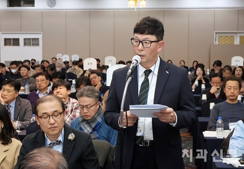 김광호 대의원(대전)이 감사 불신임의 건에 대한 제안설명에 나섰다.