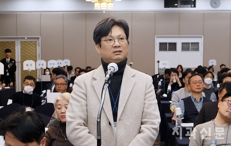 노형길 대의원(서울)이 총회 개최 절차 정당성 등에 대해 질의하고 있다.