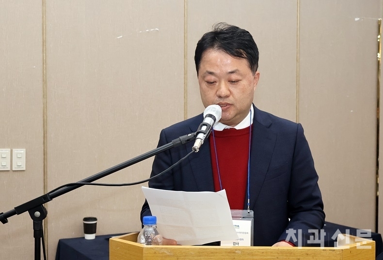 감사 불신임의 건의 당사자인 치협 이만규 감사가 소명을 하고 있다.