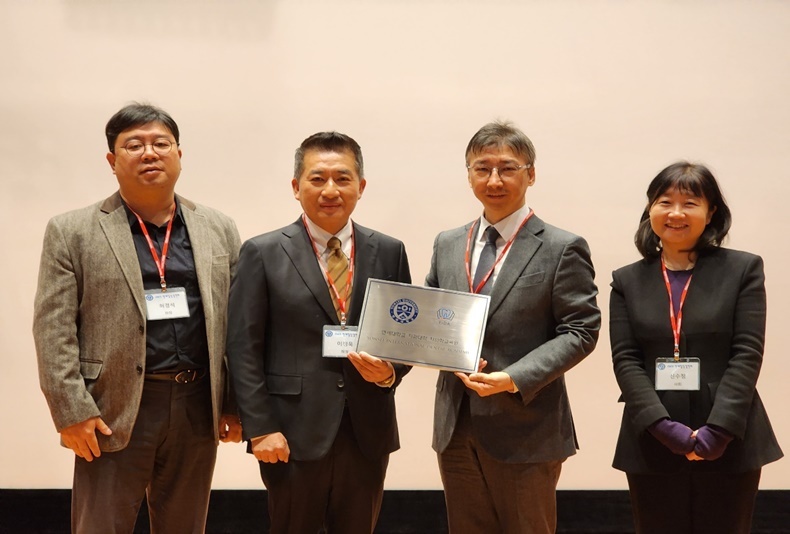 지난 17일 연세임상강연회에서 진행된 현판 전달식 모습(왼쪽부터 허경석 교수, 이정욱 연세치대동문회장, 이기준 학장, 신수정 원장)