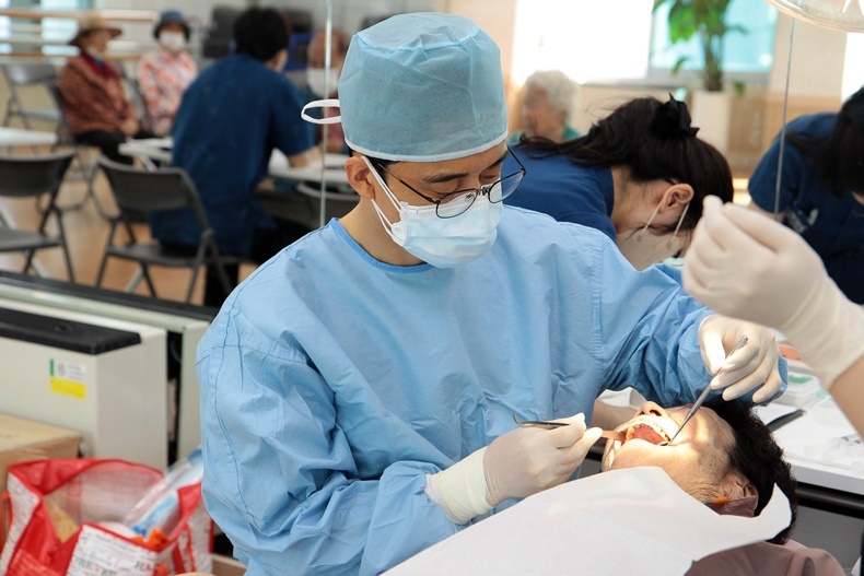서울대치과병원의 대표적인 공공의료사업인 '독거노인을 위한 찾아가는 치과서비스' (사진제공_서울대치과병원)