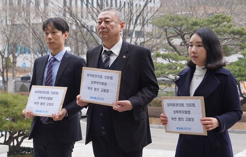 지난 2일 고발장 제출에는 대한의사협회 이정근 상근부회장(가운데), 황찬하 변호사(맨 좌) 오수정 변호사가 함께했다. (사진제공_대한의사협회)
