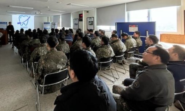 자연치아아끼기운동분부 박창진 사무총장이 군 간부 및 장병을 대상으로 구강보건교육을 펼치고 있다(사진제공_자연치아아끼기운동본부).