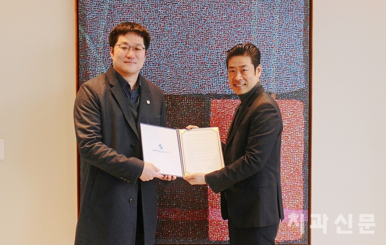 리뉴메디칼 김성호 대표(좌)와 세신유나이티드 신호성 대표(우)