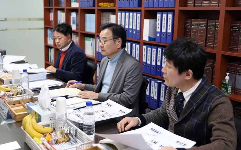 대한치과의사협회 감사단이 지난달 19~20일 감사를 진행하고 있다. 사진 오른쪽부터 김기훈 감사, 안민호 감사, 이만규 감사