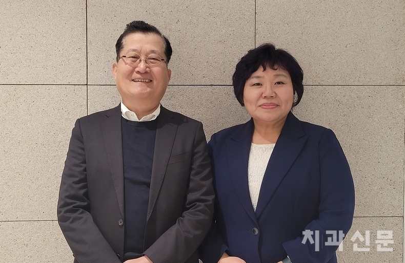 (서울시치과의사회 강현구 회장과 서울시간호조무사회 최경숙 회장)