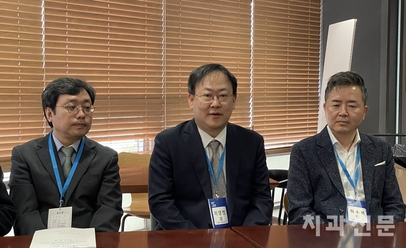 좌로부터 김형섭 회장, 이양진 신임회장, 허수복 차기회장.