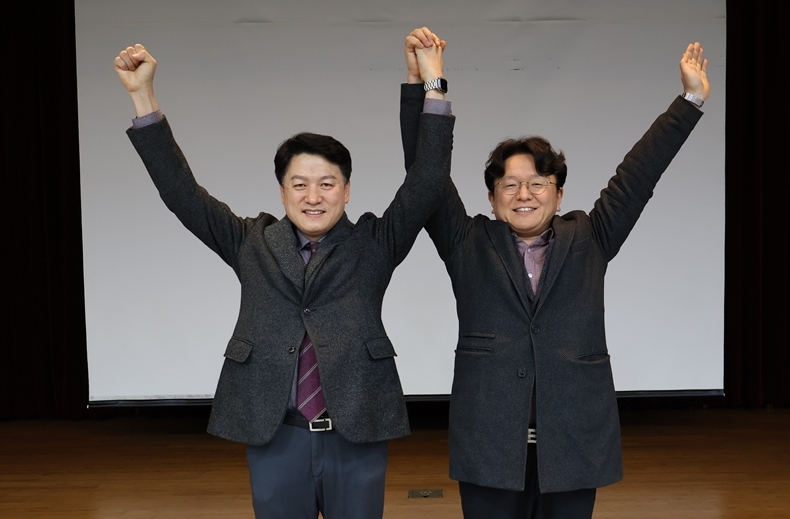 윤성찬 회장당선인(좌)과 정유옹 부회장당선인(우)이 당선 확정 후 기념촬영을 하고 있다.(사진제공_대한한의사협회)