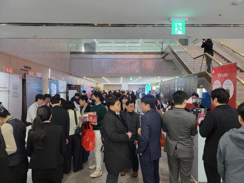 학술대회와 함께 진행된 치과기자재전시회 현장.(사진제공_대한구강악안면임플란트학회)
