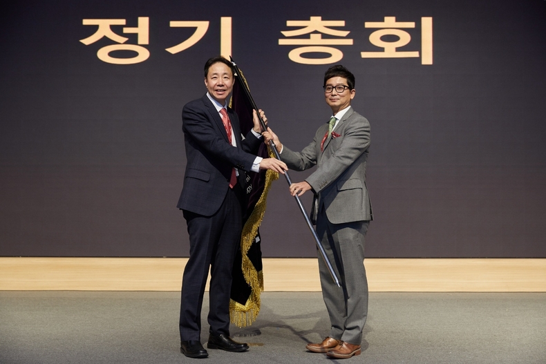 김성균 회장(좌)이 황재홍 신임회장(우)에게 회기를 넘겨주고 있다.(사진제공_대한구강악안면임플란트학회)
