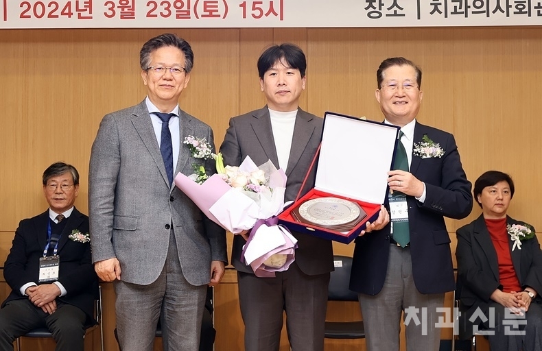 치과의료봉사상은 고 김평일 회원(영등포구회)에게 돌아갔다. 수상은 영등포구회에서 대신했다.