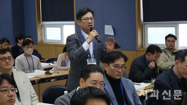 제안설명을 하고 있는 노형길 대의원(마포구회)