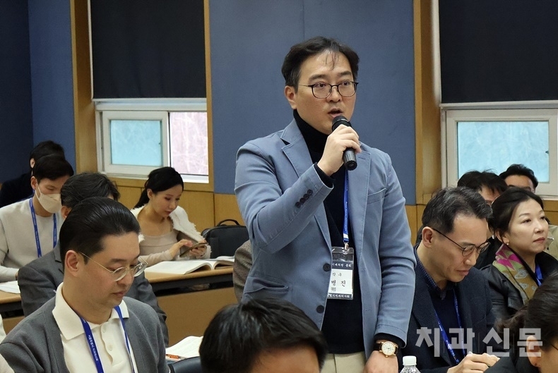지난해 치협 회장단 선거기간 중 법인카드 사용내역에 대해 회무열람신청을 한 손병진 대의원(동작구회)이 제안설명을 하고 있다.