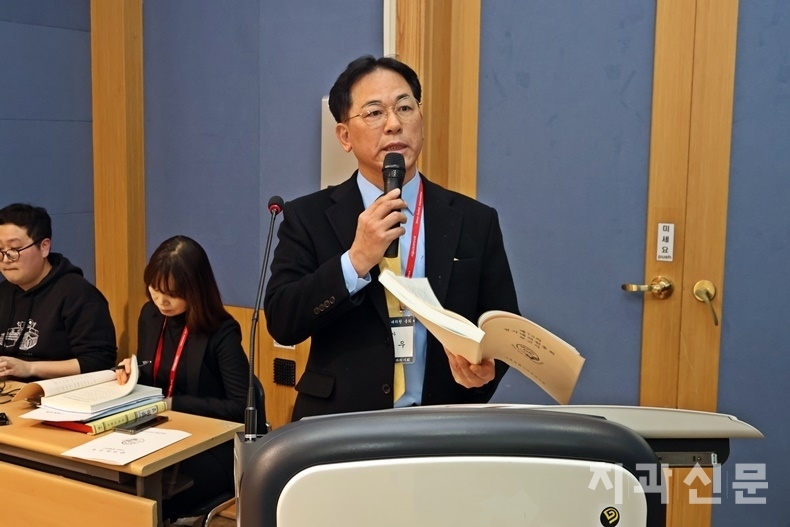 서울지부 한정우 감사가 김민겸 대의원의 질의에 답변하고 있다.