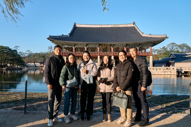 경회루(즐거운 치과생활 편집위원들이 경회루 앞에서 포즈를 취하고 있다).
