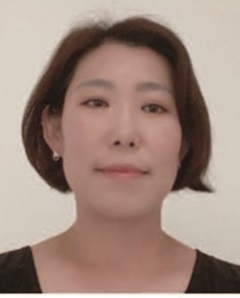 글 / 연지영 플로리스트<br>
2004 네덜란드 국립원예학교(MBO Wellant Aalsmeer) 플로리스트 졸업<br>
2006 네덜란드 국립 원예학교(MBO Holland De lier) 마스터 졸업<br>
2004~ 현) 솔로 전시전, 국제 무대장식 등으로 네덜란드에서 활동 중<br>
2007~ 현) 네덜란드 플로리스트 국가 자격증<br>
(A)Dutch Flower Arranger diploma 한국 담당 Co-Ordinator<br>
플로리스트 유럽컵, 독일 IPM , 고양시 국제 꽃 박람회 등 다수 통역