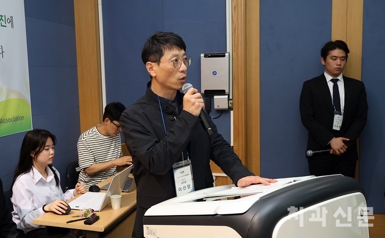 이선장 대의원(경기)이 직무정지 개정의 건에 대해 제안설명하고 있다.