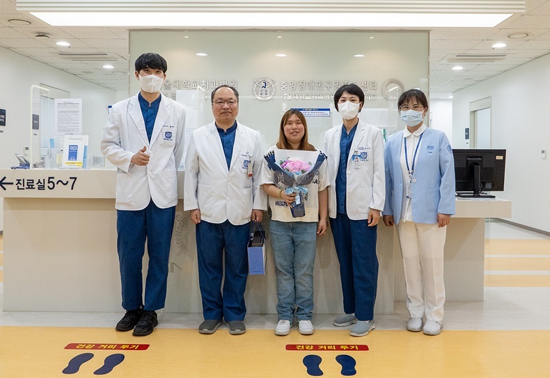 서울대치과병원 중앙장애인구강진료센터가 장애의 날을 맞아 내원환자에게 구강위생용품 등 기념품을 전달했다. (사진제공_서울대치과병원)