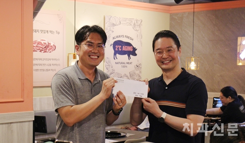 보라매 A반 이주형 반장(좌), 동작구치과의사회 이태희 회장(우)