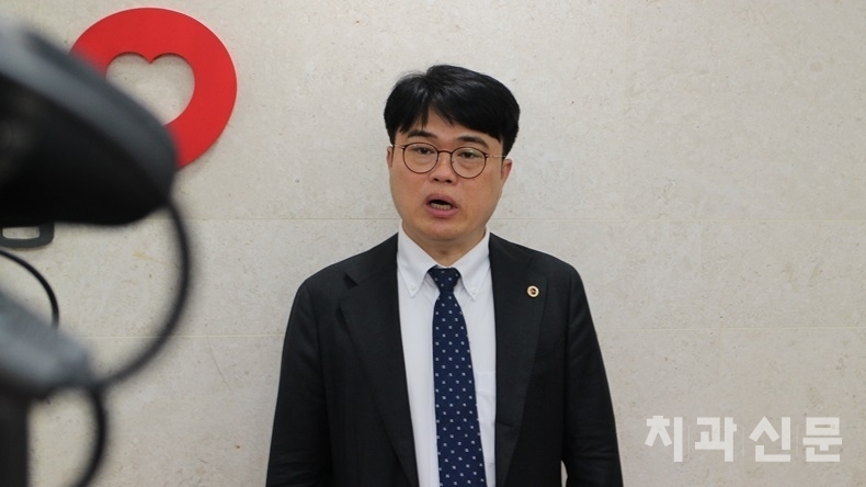 최종협상일 협상장을 찾아 입장을 밝히고 있는 의협 임현택 회장