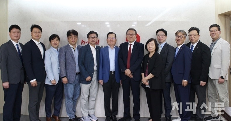 서울시치과의사회 임원진이 수가협상단을 격려방문했다. 