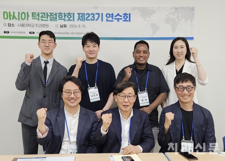 정훈 회장(아래줄 가운데)과 임원들이 기자간담회 후 기념촬영을 하고 있다.