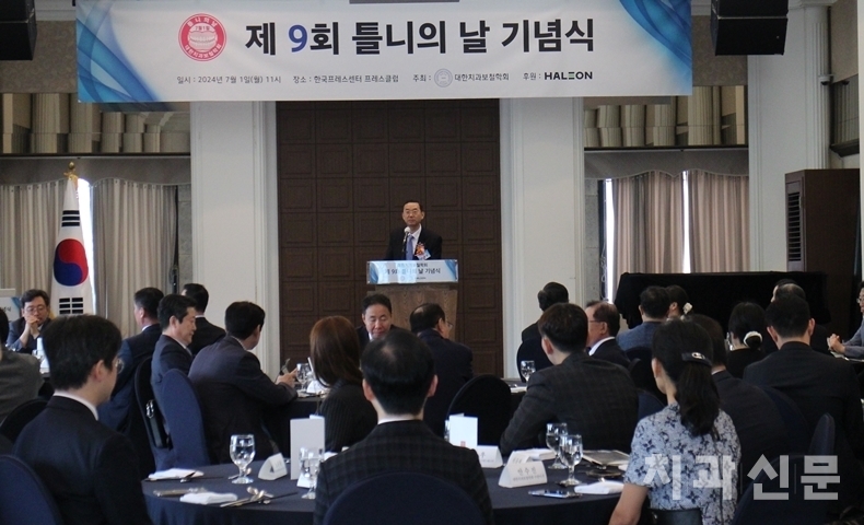 대한치과보철학회 곽재영 회장이 기념사를 하고 있다. 