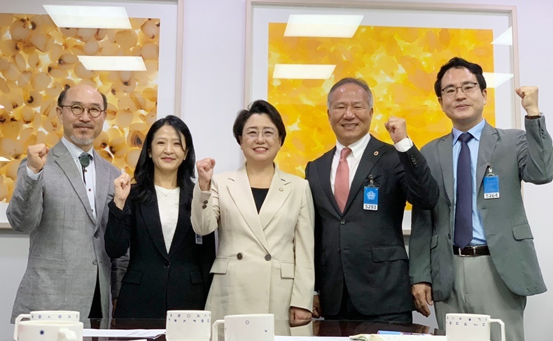 지난 7월 25일 김선민 의원(가운데)과 간담회 후 기념촬영 모습.