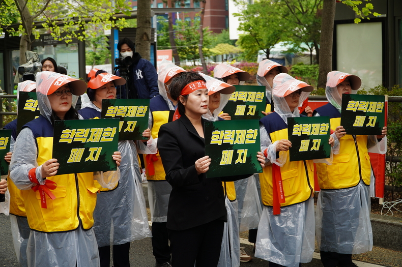 지난해 4월 25일, 국회의사당 앞에서 진행된 '전국 간무사 대표자 연가투쟁' 사진. (사진제공_대한간호조무사협회)