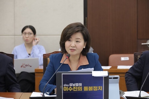 이수진 의원이 국감에서 질의하고 있다(사진제공_이수진 의원실).