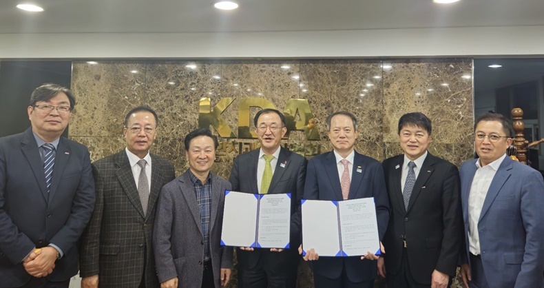 치산협 안제모 회장(가운데)과 치협 박태근 회장(오른쪽부터 세번째)이 계약 체결 후 양단체 임원들과 기념촬영을 하고 있다(사진제공_한국치과의료기기산업협회).