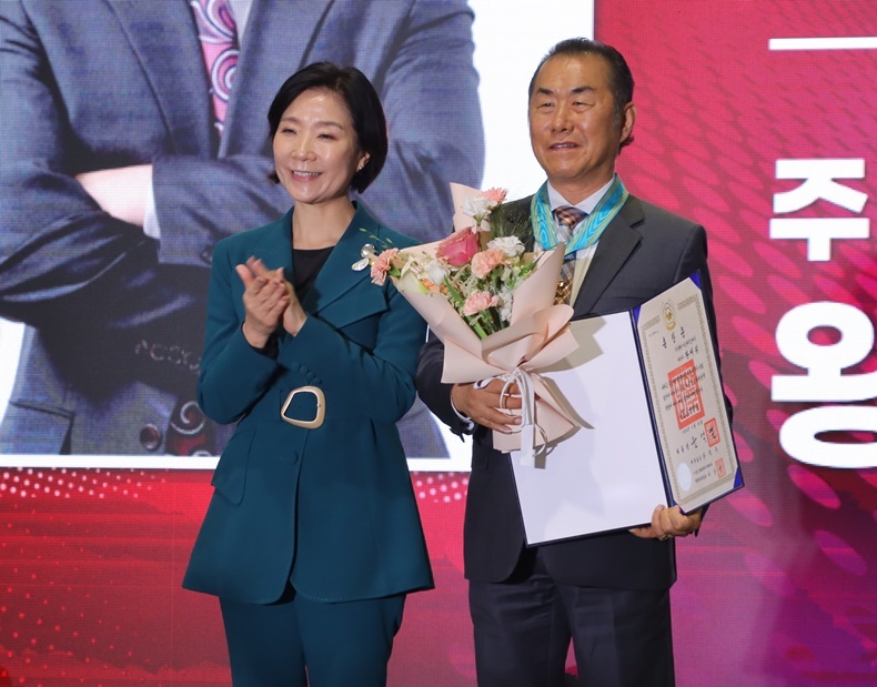 왕제원 대표(우)가 중소벤처기업부 오영주 장관으로부터 훈장을 수여하고 기념촬영을하고 있다(사진제공_IBS임플란트).