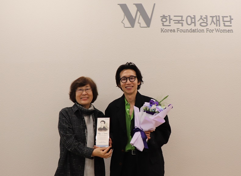 한국여성재단 장필화 이사장과 배우 봉태규 씨가 포즈를 취하고 있다(사진제공_한국여성재단).
