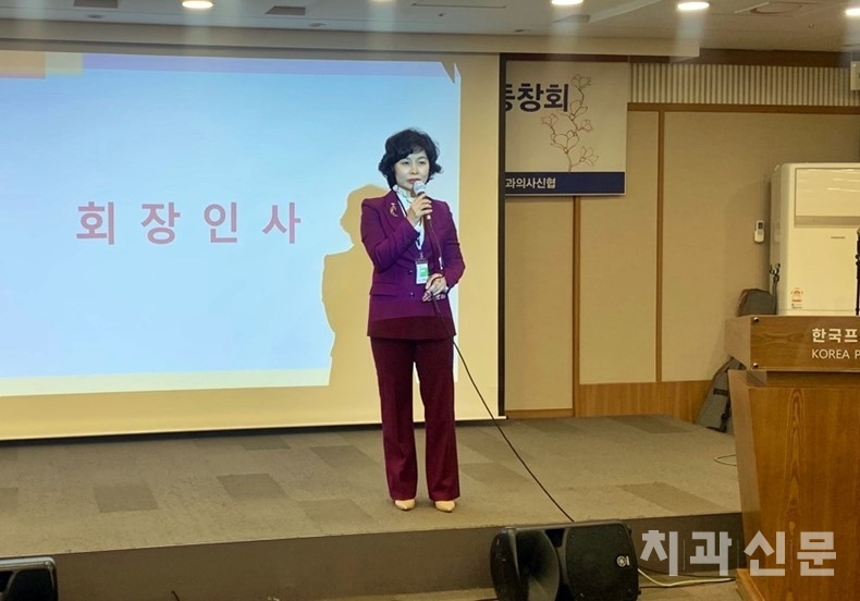 경희치대동문회 정진 회장이 인사말을 전하고 있다.