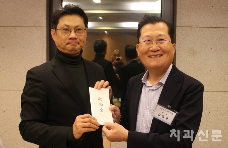 서울지부 강현구 회장(우)이 구회장협 노형길 회장에게 격려금을 전달하고 있다.